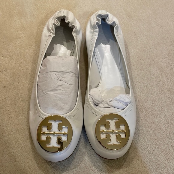 Shoes - TORY BURCH White with Gold logo CLASSIC REVA BALLET flats in size 10